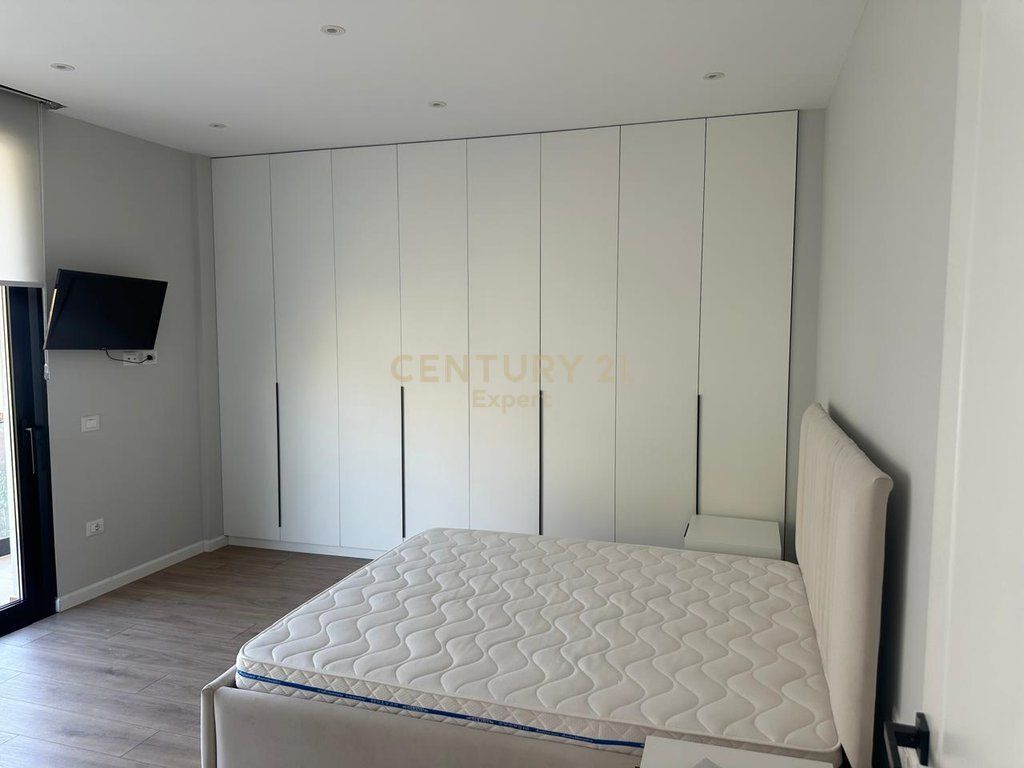 Vilë 3-katëshe me qira, Liqeni i Thatë, Tiranë. 3,500 € /Muaj