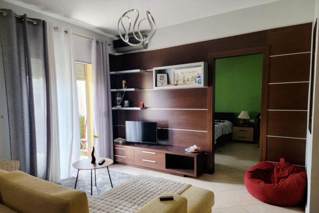 Jepet apartament 1+1 me qira tek Rruga Ali Demi , tek Rruga Kristaq Cipo .