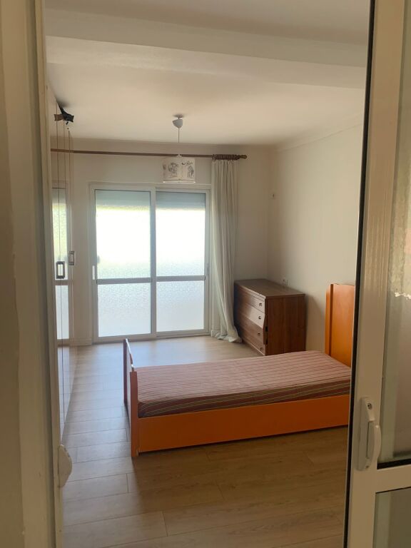 Jepet me qira apartament 2+1 te Rruga Fortuzi.