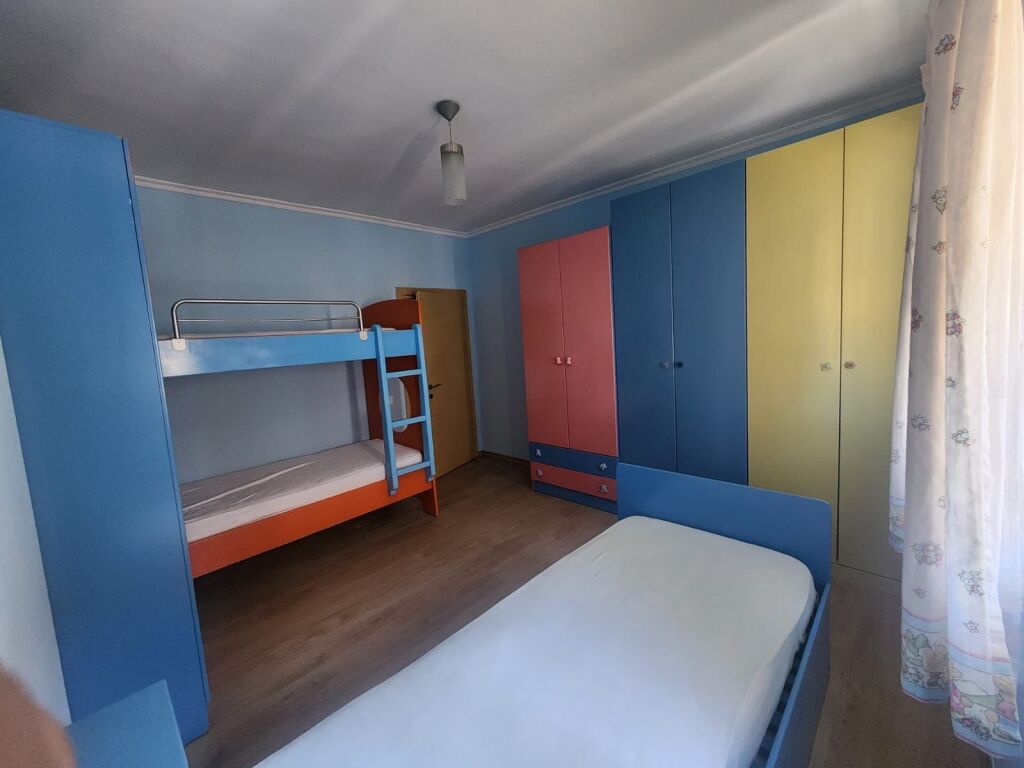 Apartament 2+1, Komuna Parisit!
