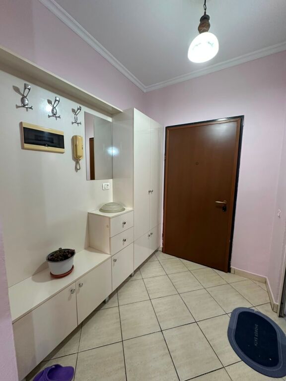 Shitet apartament 1+1 ne zonen e 21 Dhjetorit prane Rruges Muhamed Gjollesha.    ID 5286