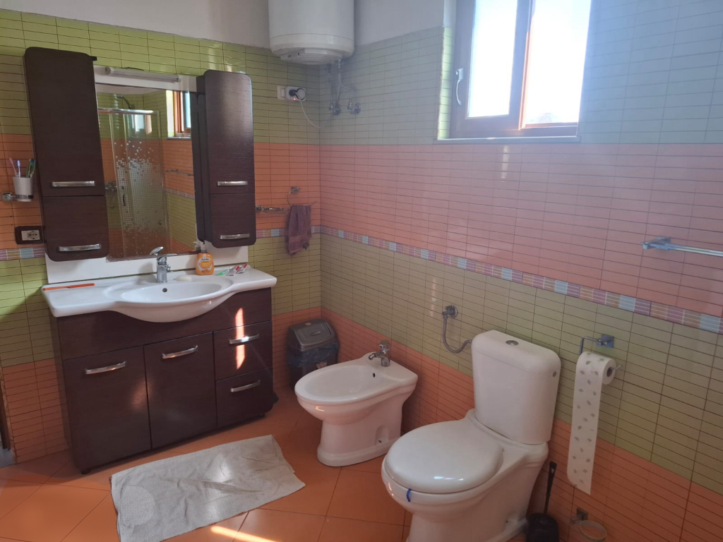 Qera | Vilë 6 + 1 | Fushë (Mëzez) | 900 €/muaj