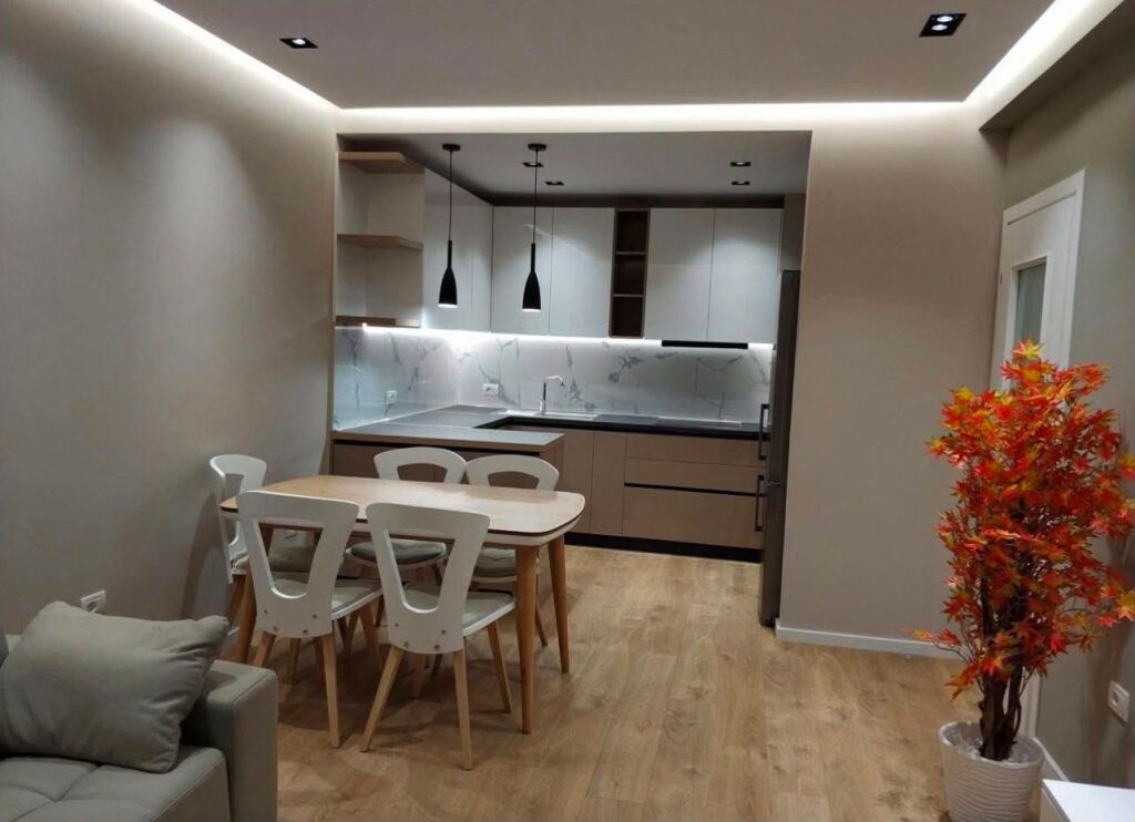 Komuna e Parisit, jepet me qera apartament 1+1+parking.