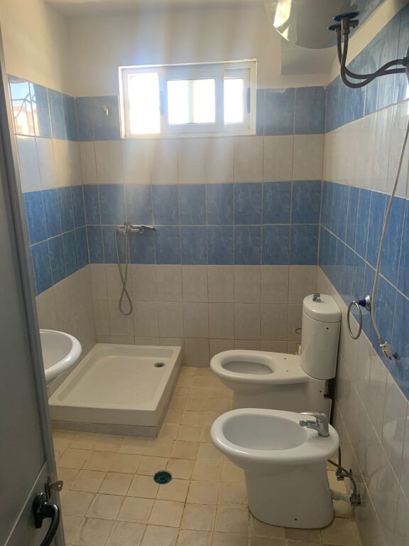 Jepet me qira apartament 2+1 te Rruga Fortuzi.