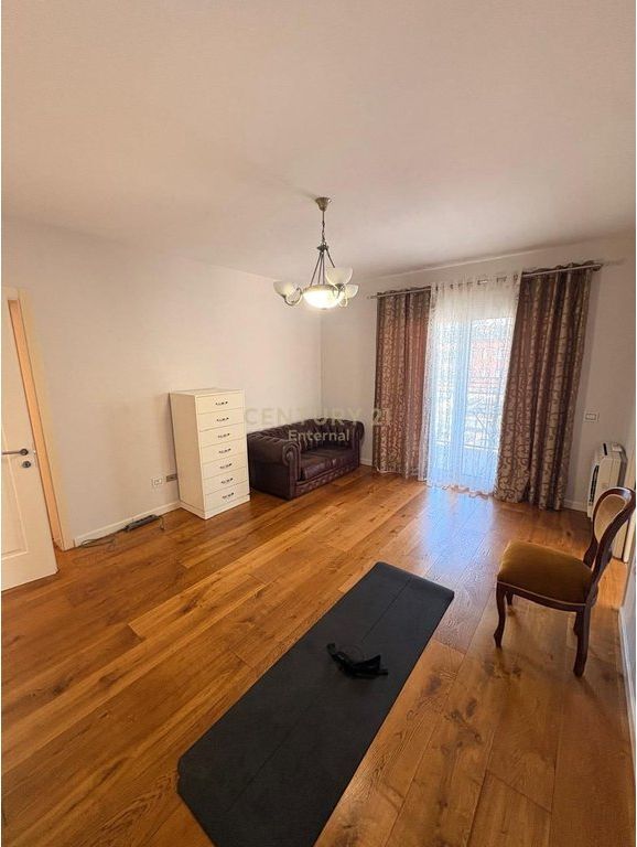 Jepet me Qira Apartament 4+1+3 ne Zonen e ish-Gardes