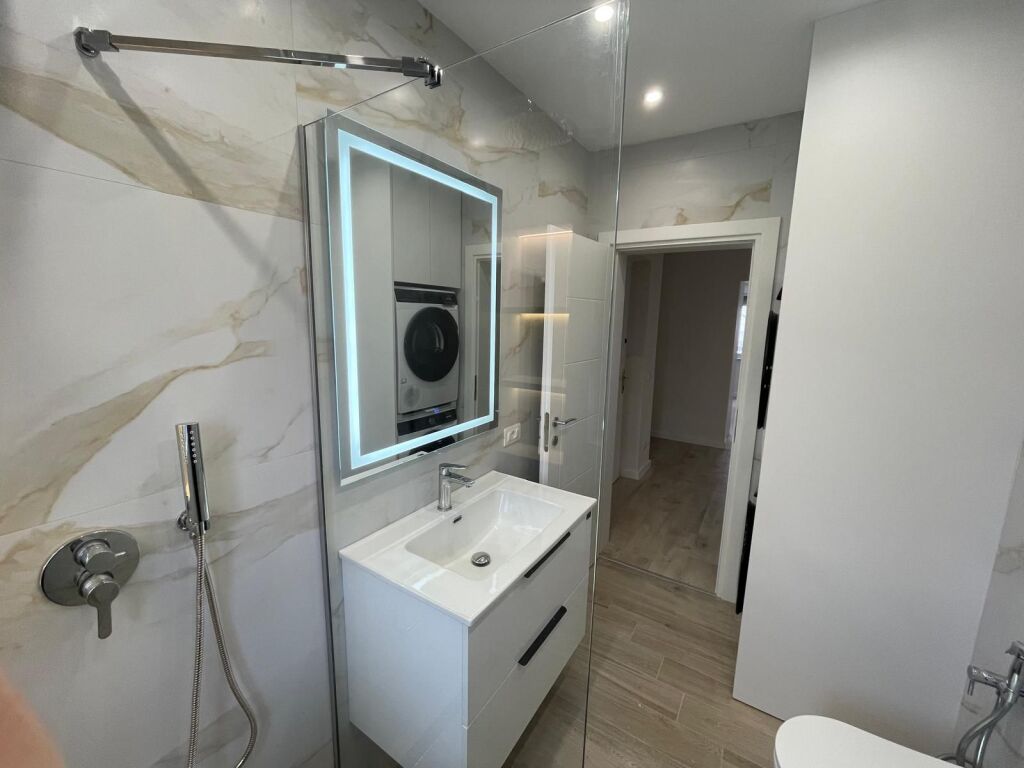 Jepet me qera ambient për zyrë pranë Toptanit