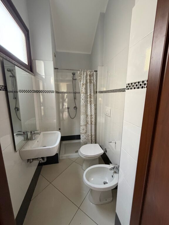 Jepet me qira apartament 1+1 – Kinostudio  📍 Vendndodhja: Kinostudio, në shtëpi private.  💶 Qiraja: 45000 leke  në muaj  I padiskutueshem