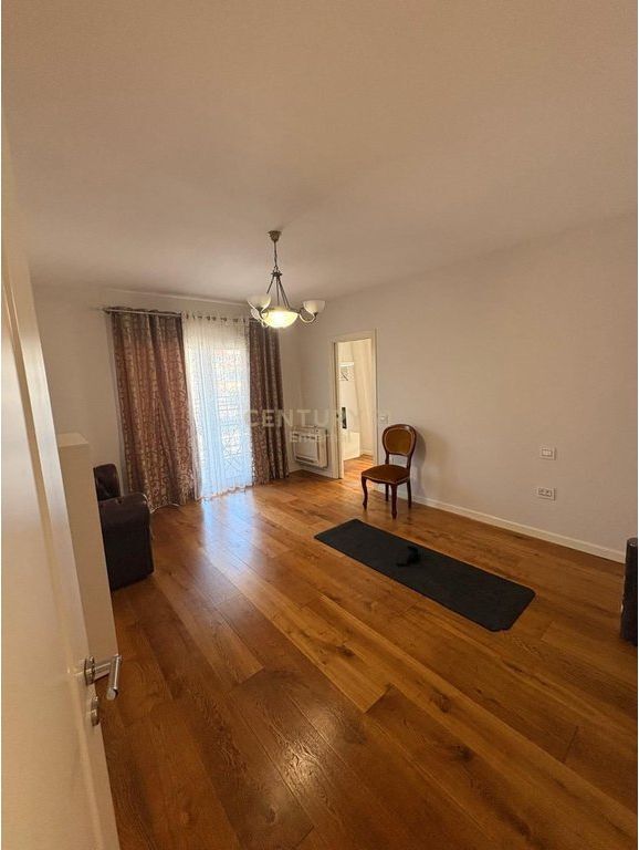 Jepet me Qira Apartament 4+1+3 ne Zonen e ish-Gardes ENT146524