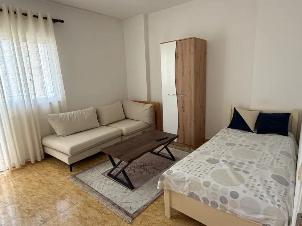 FOR RENT 2+1 – DON BOSKO, NEAR VIZION+  📐 70 m² | 🏢 4th floor with elevator 🛋️ Renovated, furnished, with balcony ❄️ Air conditioning + all living conditions  💶 Price: 600 €/month