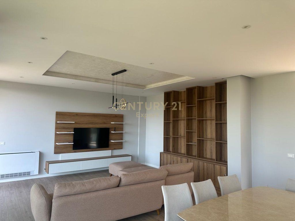 Vilë 3-katëshe me qira, Liqeni i Thatë, Tiranë. 3,500 € /Muaj
