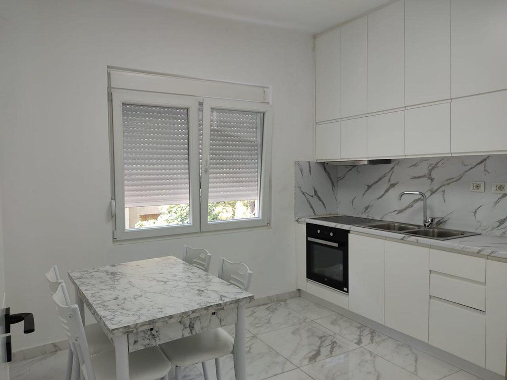 Ofrohet Apartament 2+1 me qira – Rruga e Dibrës, pranë Fakultetit të Mjekësisë