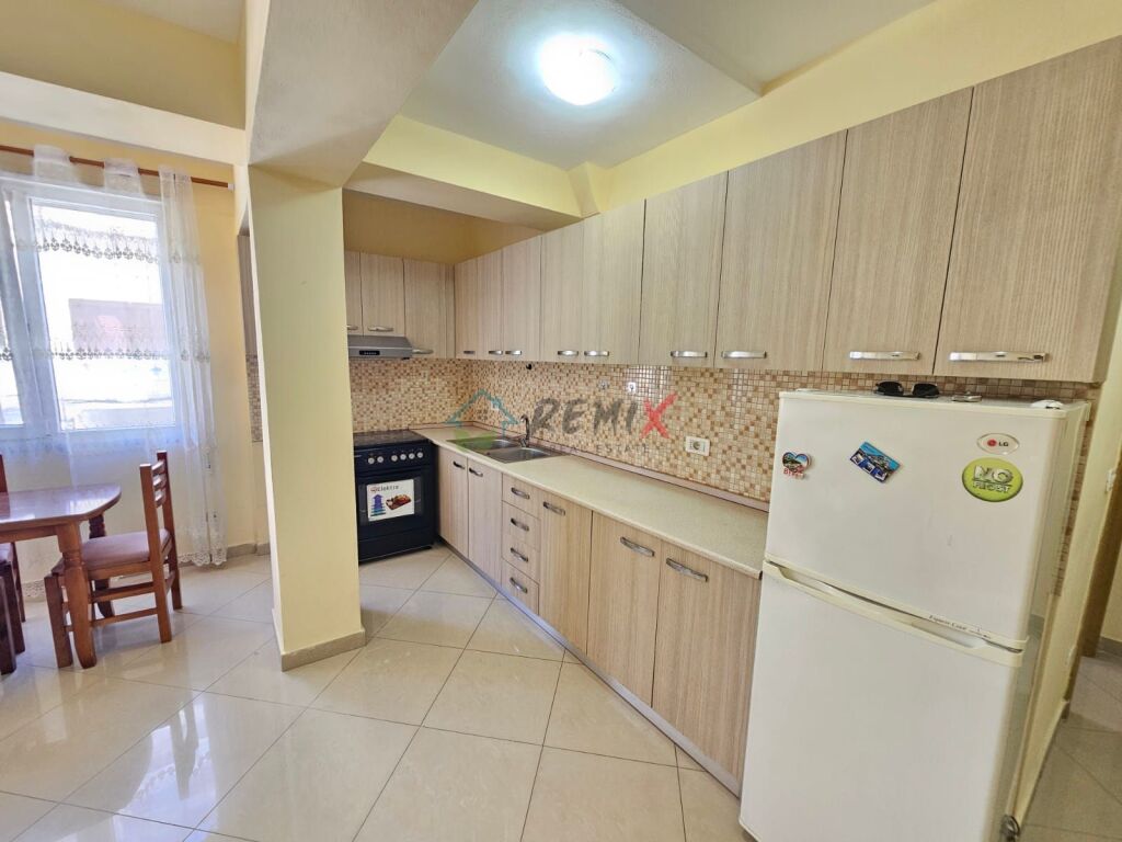 🏡 Jepet me qera apartament 1+1 pranë Pallatit të Sportit, Durrës