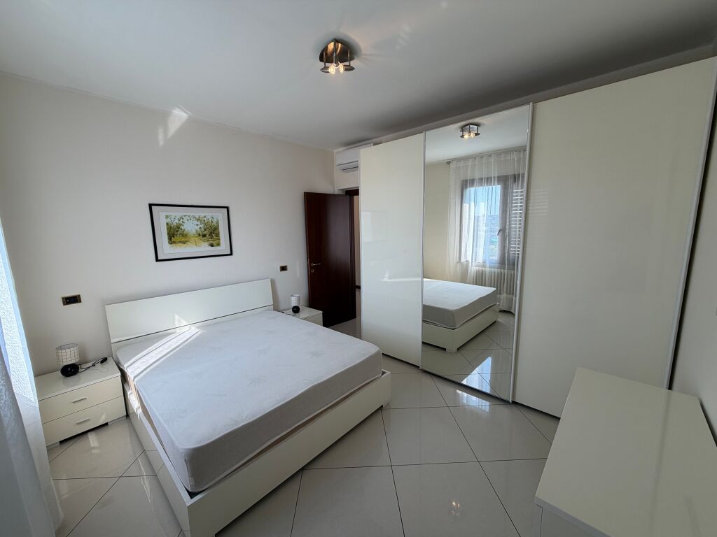 Jepet me qira apartament 1+1 – Kinostudio  📍 Vendndodhja: Kinostudio, në shtëpi private.  💶 Qiraja: 45000 leke  në muaj  I padiskutueshem