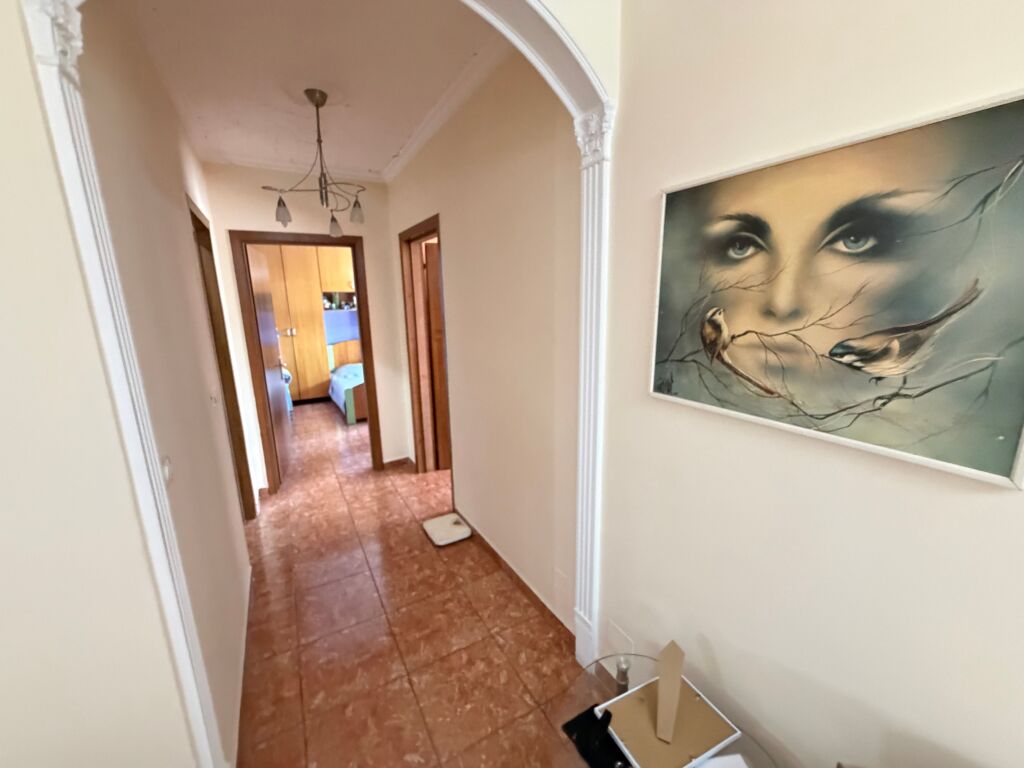 Appartamento 2+1 in vendita – Comune di Parigi  📍 Posizione: Alla Comune di Parigi, accanto a Kika 2.  * Superficie totale: 87 m² * Superficie netta: 83 m² * Piano: 10 (non l'ultimo piano) * Con ipoteca * Possibilità di acquisto con credito bancario  💰 Prezzo: 250.000.000 lek (250 milioni di lek)