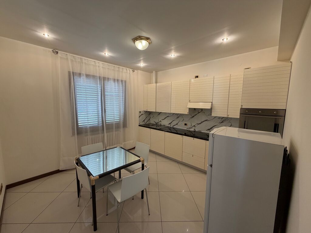 Jepet me qira apartament 1+1 – Kinostudio  📍 Vendndodhja: Kinostudio, në shtëpi private.  💶 Qiraja: 45000 leke  në muaj  I padiskutueshem
