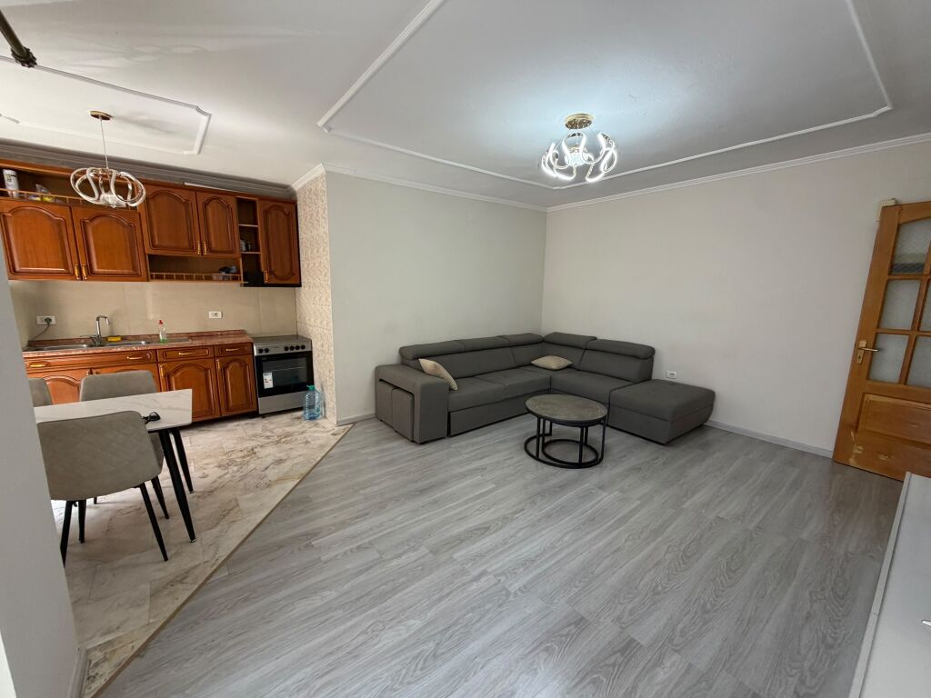 🏡 Appartamento 2+1 in affitto – Laprakë (Palazzo Arabit)  📍 1° piano, edificio nuovo con ascensore 🛋️ Completamente arredato 💶 Prezzo: 60.000 lek/mese