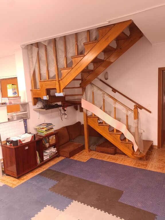 Affittiamo ufficio 3+1+2 duplex a Komuna e Parisit