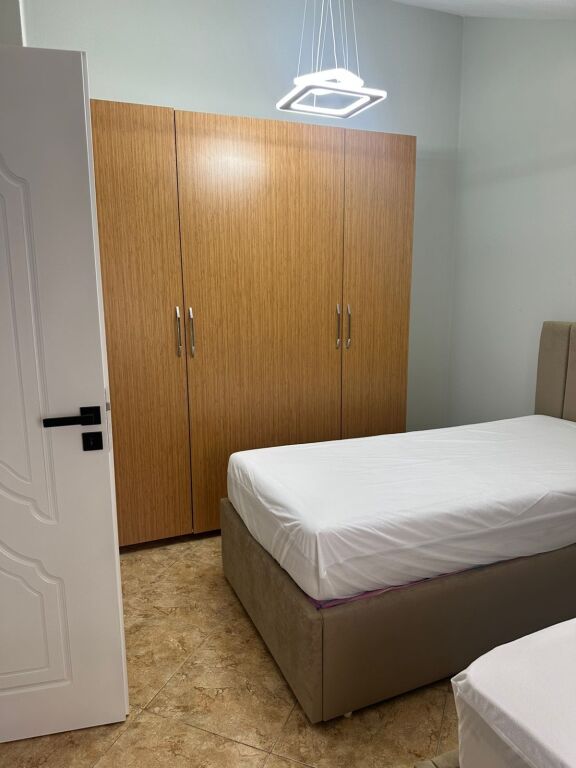 Jepet me qira 2+1+1 ISH PARKU GLOBE RRUGA KAVAJES 650€