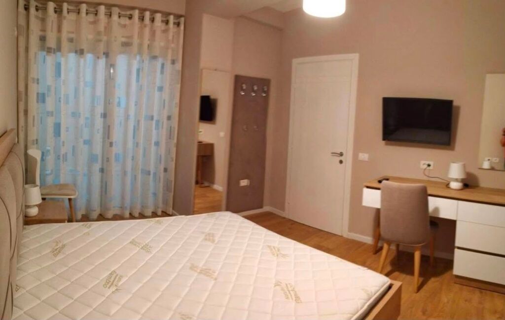 Komuna e Parisit, jepet me qera apartament 1+1+parking.