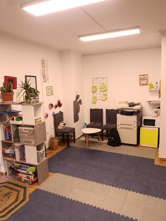Affittiamo ufficio 3+1+2 duplex a Komuna e Parisit
