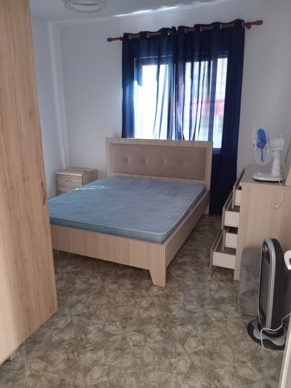 Jepet me qera apartament 2+1 në shtëpi private, në një zonë të qetë dhe të aksesueshme të Astirit.