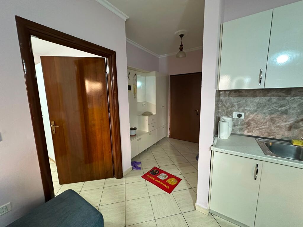 Shitet apartament 1+1 ne zonen e 21 Dhjetorit prane Rruges Muhamed Gjollesha.    ID 5286
