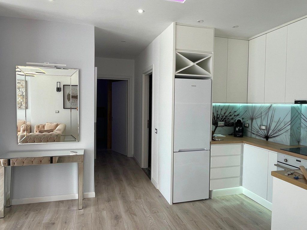 "Rruga e Barrikadave", Jepet me qira apartament modern 2+1+2 me verandë – Në zemër të Tiranës! Select146532