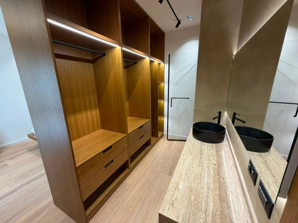 Appartamento 2+1 in affitto – Via Odhise Paskali, vicino a Piazza Shtraus, Tirana.  ✅ 6° piano, edificio nuovo (2024) ✅ 2 camere da letto, soggiorno + cucina ✅ 1 bagno + 1 doccia nella camera matrimoniale ✅ Veranda di 20 m² ✅ Orientamento sud  💰 Prezzo: 90.000 lek/mese.  📞 Per maggiori informazioni, contattare.