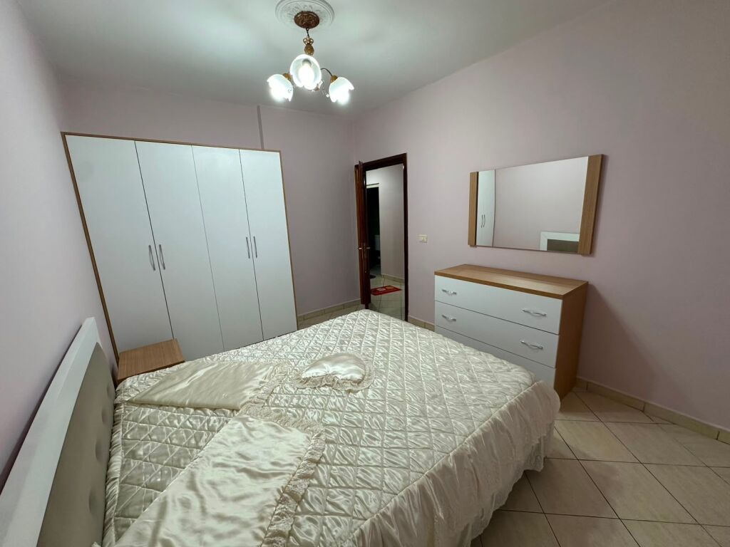 Shitet apartament 1+1 ne zonen e 21 Dhjetorit prane Rruges Muhamed Gjollesha.    ID 5286