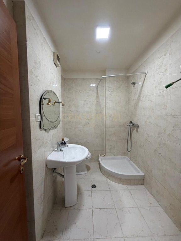 Shitet apartament 2+1+2 tualete prane Rruges Kosovarve!