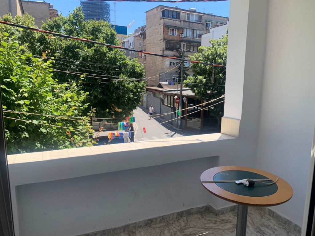 Jepet me qira apartament 2+1 te Rruga Fortuzi.