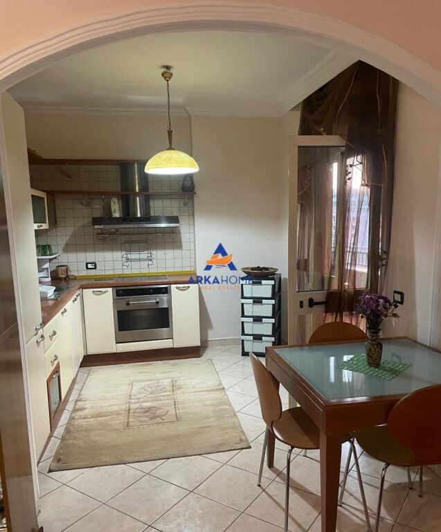 AFFITTASI APPARTAMENTO 2+1+BALCONE "STAZIONE DEI TRENI" 75.000 LEKE