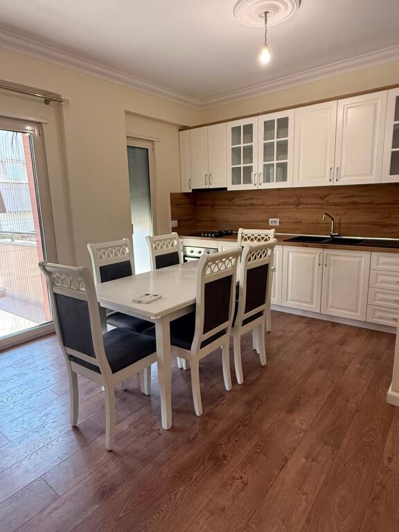 Apartament Modern   3+1 pranë Stadiumit –  Mobilim Cilësor, Pallat i Ri dhe i Mirëadministruar
