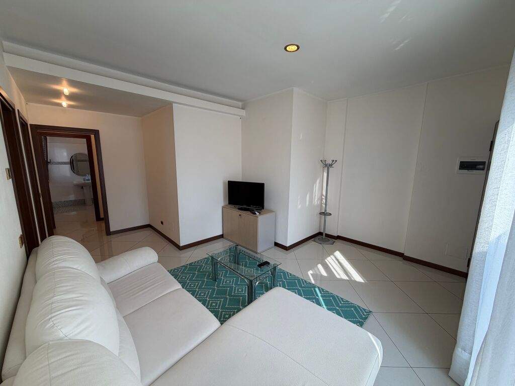 Jepet me qira apartament 1+1 – Kinostudio  📍 Vendndodhja: Kinostudio, në shtëpi private.  💶 Qiraja: 45000 leke  në muaj  I padiskutueshem