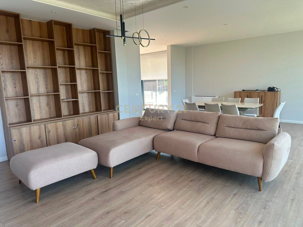 Vilë 3-katëshe me qira, Liqeni i Thatë, Tiranë. 3,500 € /Muaj