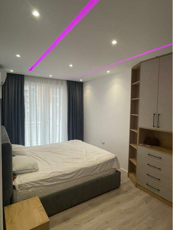 "Rruga e Barrikadave", Jepet me qira apartament modern 2+1+2 me verandë – Në zemër të Tiranës! Select146532