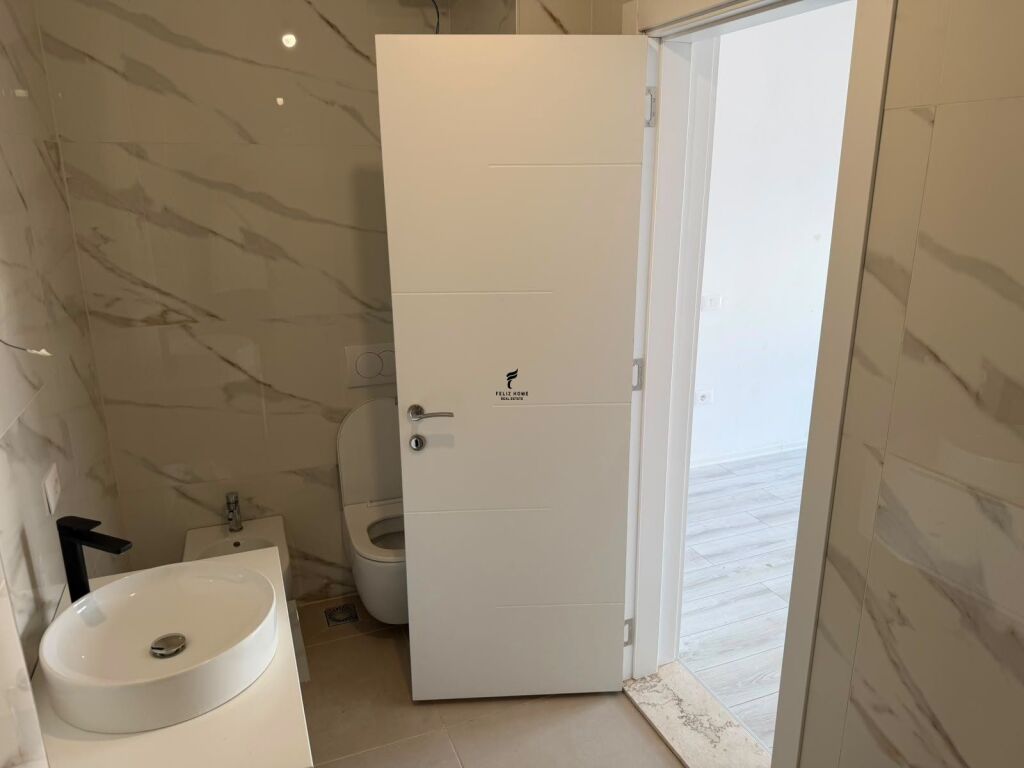 ZYRE ME QERA 450 M2 BULEVARDI DESHMORET E KOMBIT 1.600.000 LEKE  FH-87027