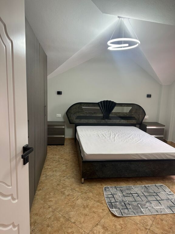 Jepet me qira 2+1+1 ISH PARKU GLOBE RRUGA KAVAJES 650€