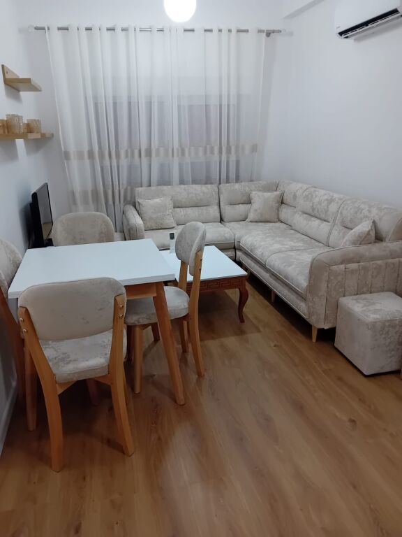 Jepet me qera apartament 1+1 dhe ballkon 📍Rezidenca Kadiu, Ali Dem