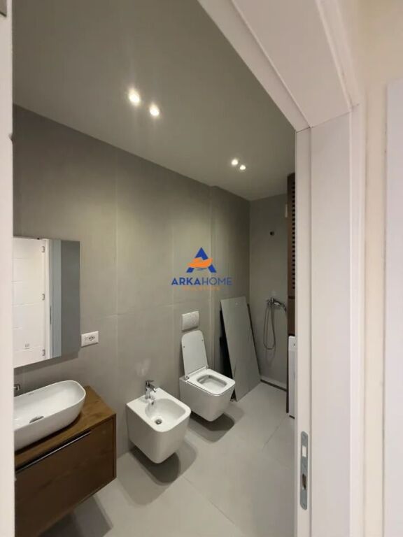 AFFITTASI APPARTAMENTO 3+1+BALCONE 127 M2 "COMPLESSO NDERGJONI, NUOVO VIALONE" 1.100 EURO