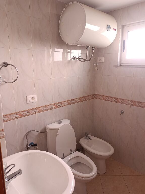 Affittiamo ufficio 3+1+2 duplex a Komuna e Parisit