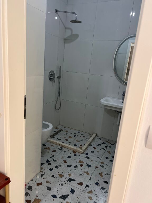 Jepet me qira garsionere Te Ali Demi Residenca Kadiu 250 mije leke