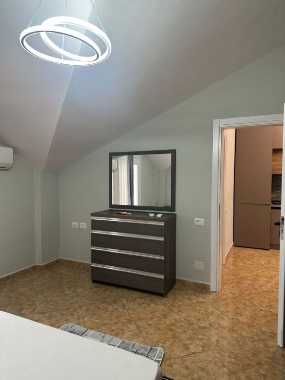 Jepet me qira 2+1+1 ISH PARKU GLOBE RRUGA KAVAJES 650€