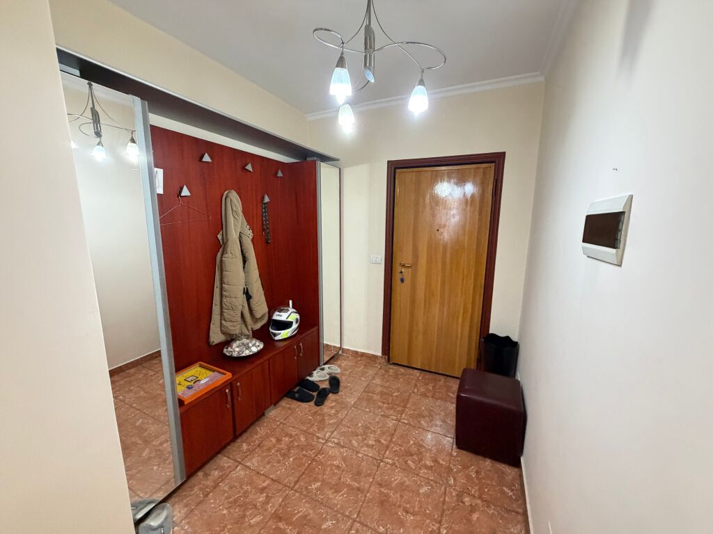 Appartamento 2+1 in vendita – Comune di Parigi  📍 Posizione: Alla Comune di Parigi, accanto a Kika 2.  * Superficie totale: 87 m² * Superficie netta: 83 m² * Piano: 10 (non l'ultimo piano) * Con ipoteca * Possibilità di acquisto con credito bancario  💰 Prezzo: 250.000.000 lek (250 milioni di lek)