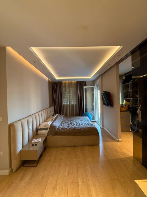 Shitet apartament 3+1+2+Post parkimi