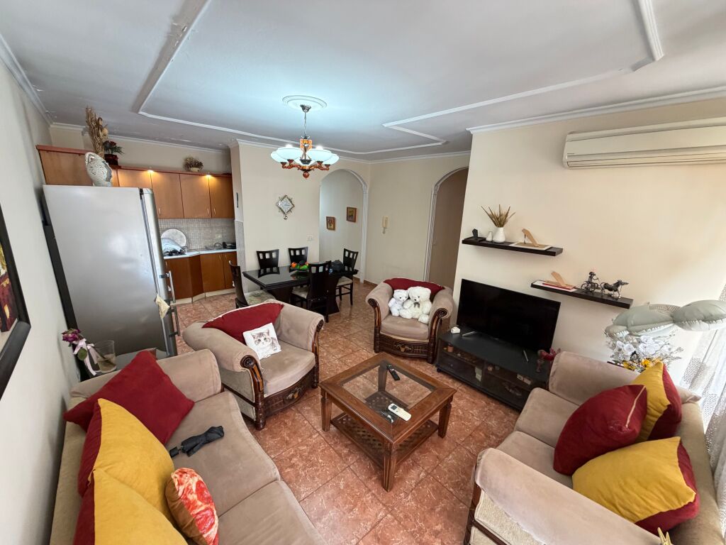 Appartamento 2+1 in vendita – Comune di Parigi  📍 Posizione: Alla Comune di Parigi, accanto a Kika 2.  * Superficie totale: 87 m² * Superficie netta: 83 m² * Piano: 10 (non l'ultimo piano) * Con ipoteca * Possibilità di acquisto con credito bancario  💰 Prezzo: 250.000.000 lek (250 milioni di lek)