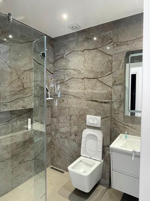 "Rruga e Barrikadave", Jepet me qira apartament modern 2+1+2 me verandë – Në zemër të Tiranës! Select146532