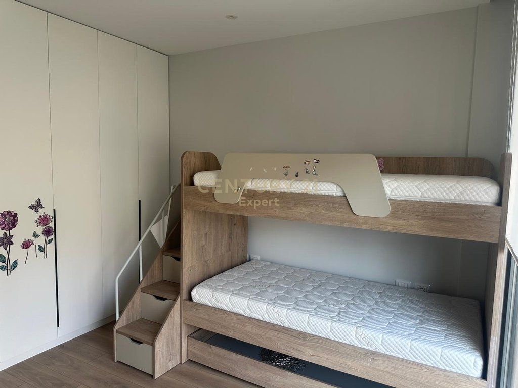 Vilë 3-katëshe me qira, Liqeni i Thatë, Tiranë. 3,500 € /Muaj