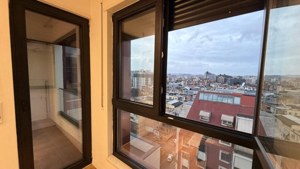 1+1 komuna parisit shitet apartament