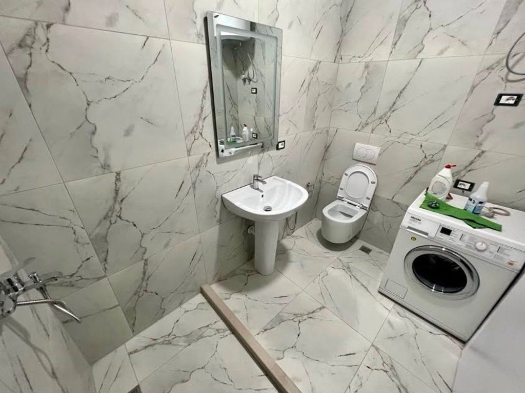 Disponojme apartament 1+1 per shitje ne zonen e 5 Majit.